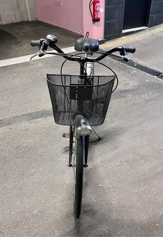 Bicicleta de paseo negra con cesta
