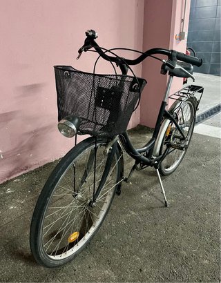 Bicicleta de paseo negra con cesta