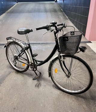 Bicicleta de paseo negra con cesta