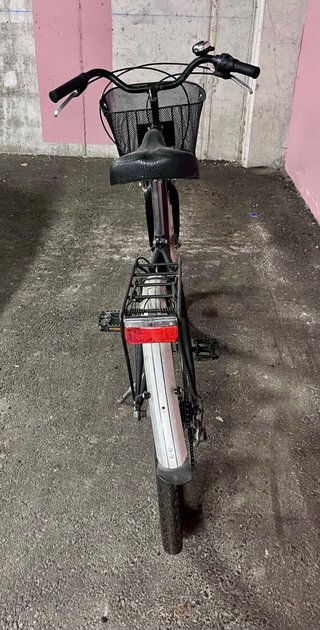 Bicicleta de paseo negra con cesta