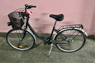 Bicicleta de paseo negra con cesta