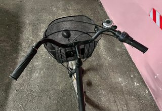 Bicicleta de paseo negra con cesta