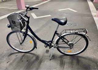 Bicicleta de paseo negra con cesta