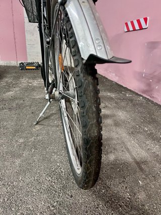 Bicicleta de paseo negra con cesta