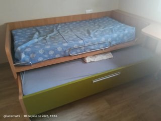 Habitación juvenil con cama y cajones