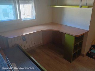 Habitación juvenil con cama y cajones