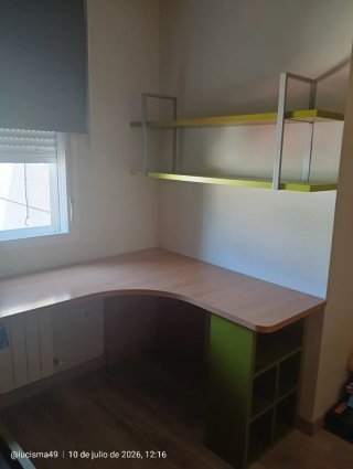 Habitación juvenil con cama y cajones