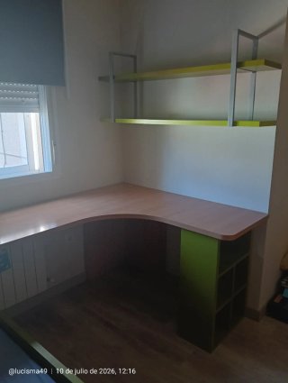 Habitación juvenil con cama y cajones