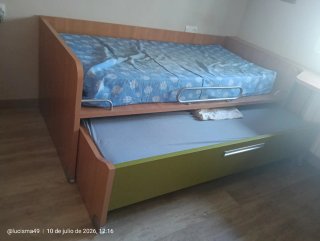 Habitación juvenil con cama y cajones