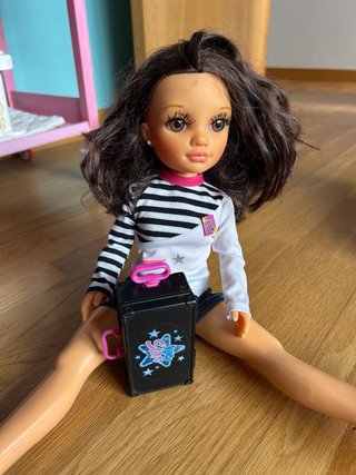 Nanci con set de belleza y accesorios