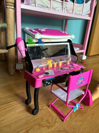Nanci con set de belleza y accesorios