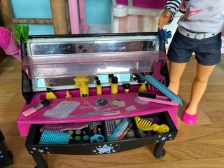 Nanci con set de belleza y accesorios