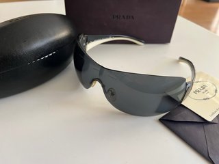 Gafas de sol Prada negras y blancas