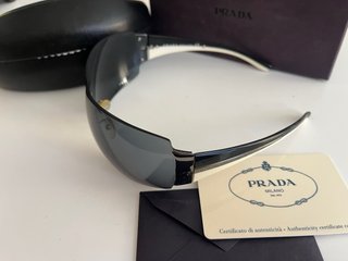 Gafas de sol Prada negras y blancas