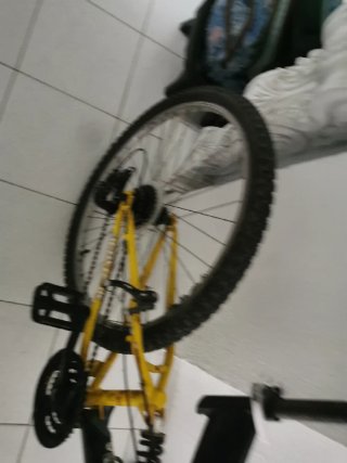 Bicicleta de montaña amarilla