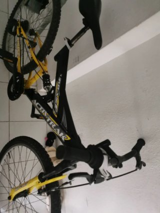 Bicicleta de montaña amarilla