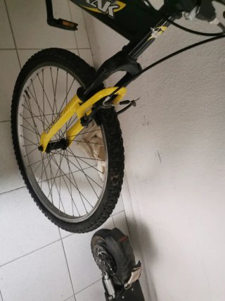Bicicleta de montaña amarilla