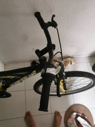 Bicicleta de montaña amarilla