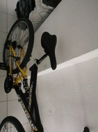 Bicicleta de montaña amarilla