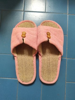 Zapatillas de casa rosas con botones