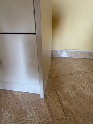 Escritorio blanco con 3 cajones y estantería
