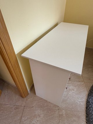 Escritorio blanco con 3 cajones y estantería