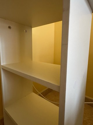 Escritorio blanco con 3 cajones y estantería