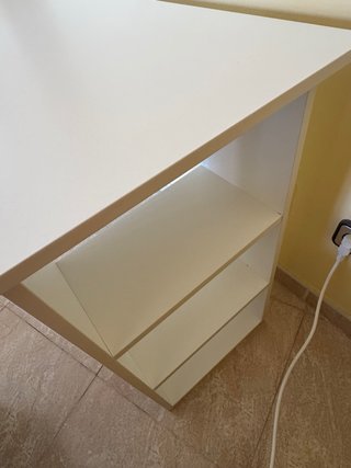 Escritorio blanco con 3 cajones y estantería