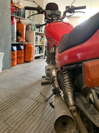 Motocicleta Roja y Gris