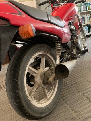 Motocicleta Roja y Gris