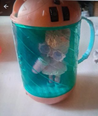 Bambola LOL con occhiali e biberon