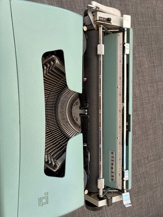 Macchina da scrivere Olivetti Lettera 32