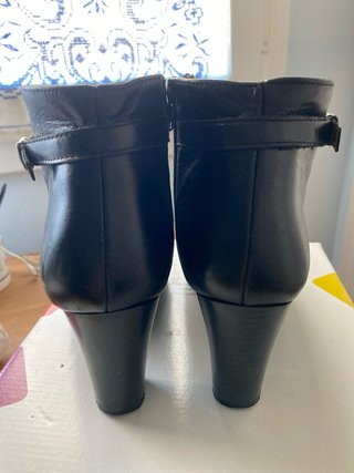 Botines de piel negros con hebilla