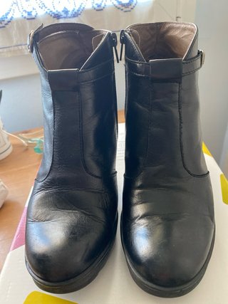 Botines de piel negros con hebilla