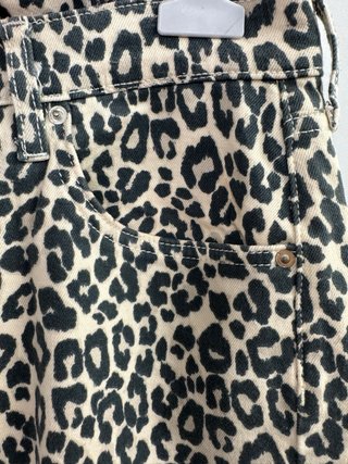 Pantalón vaquero Zara estampado leopardo