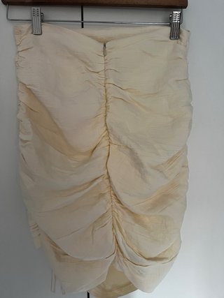 Falda tubo Zara M fruncida color crema