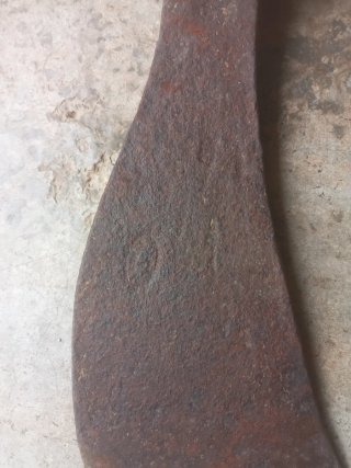 Hacha de mano de metal y madera