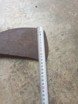 Hacha de mano de metal y madera