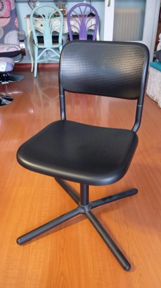 Silla de oficina negra giratoria