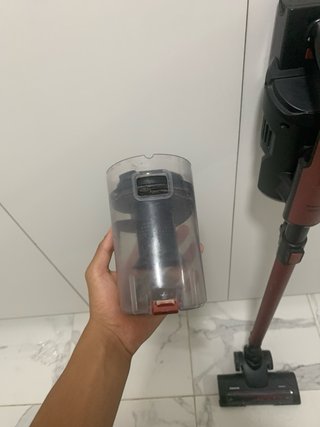 Aspiradora escoba roja y negra