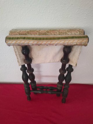 Taburete antiguo tijera madera torneada