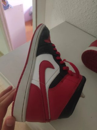 Zapatillas Jordan 1 Mid Rojas y Negras