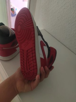 Zapatillas Jordan 1 Mid Rojas y Negras