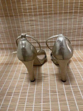 Sandalias doradas tacón alto