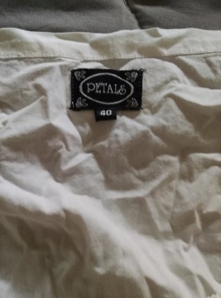 Camiseta blanca bordada roja talla 40