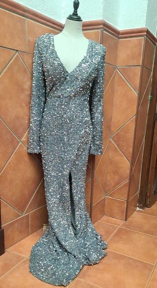 Vestido de fiesta plateado con lentejuelas