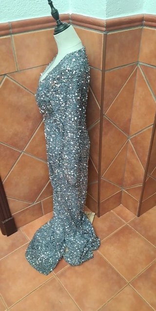Vestido de fiesta plateado con lentejuelas