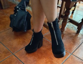 Botines negros con plataforma y cremallera