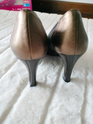 Sapatos Lodi pretos e dourados tamanho 37
