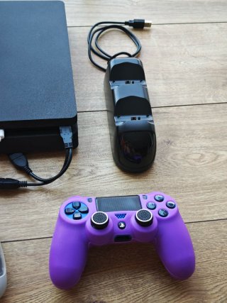PS4 Slim 1TB 11.00 + 3 Mandos + Accesorios